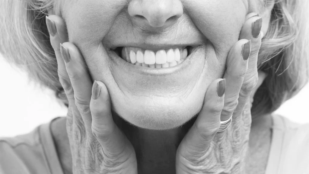How to choose between dentures and implants
